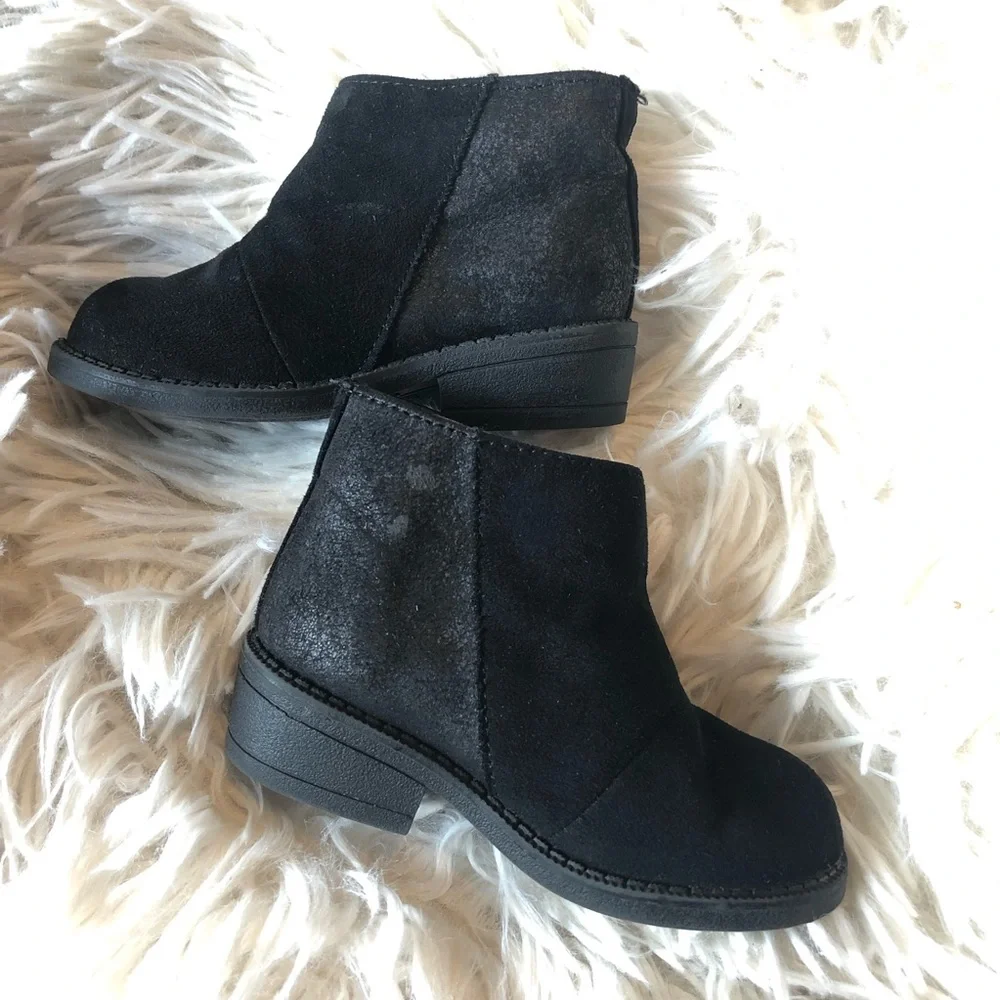 EUC ankle boots with zipper